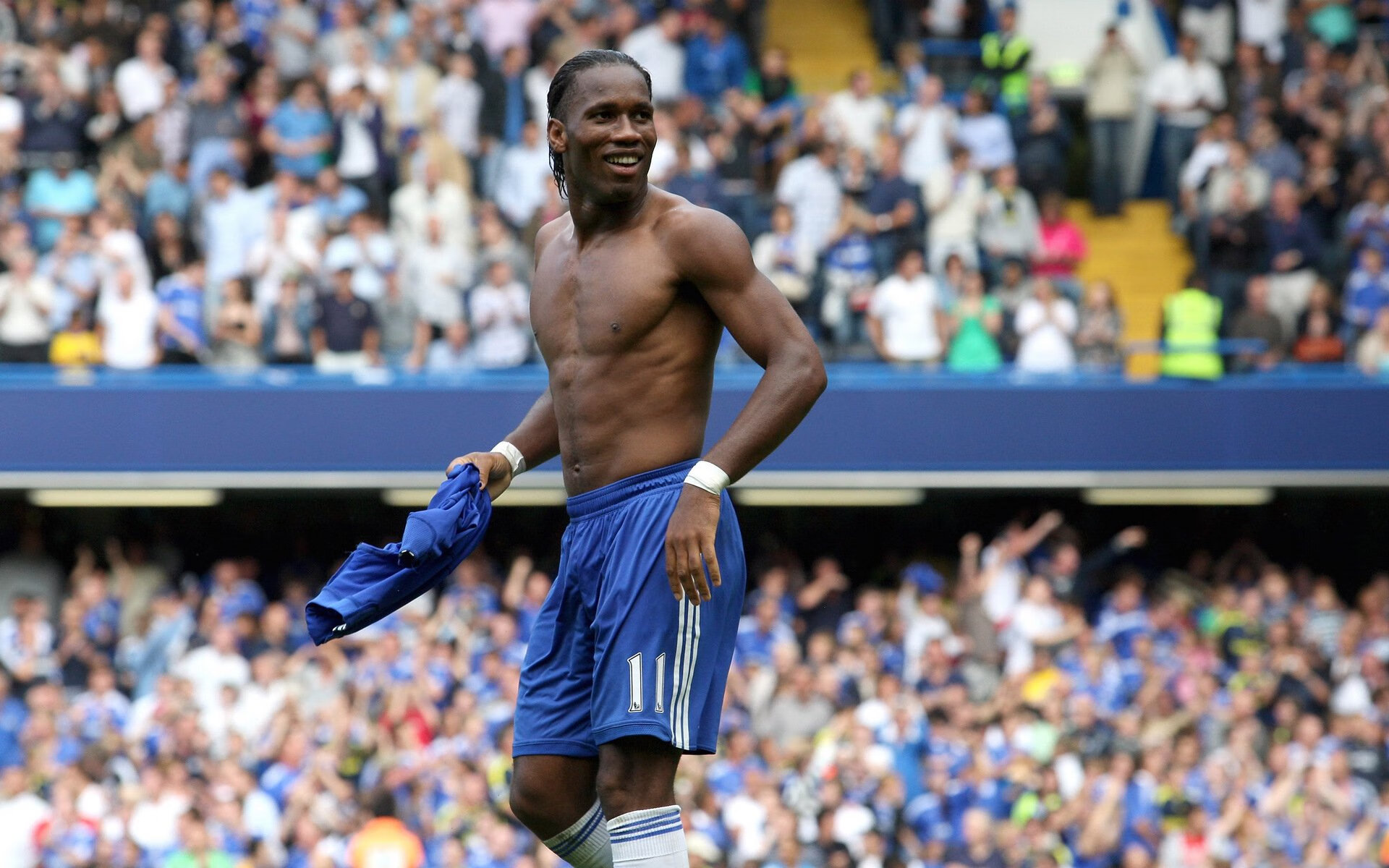 热刺利用中场厚度组织有效反击,热刺中场球员