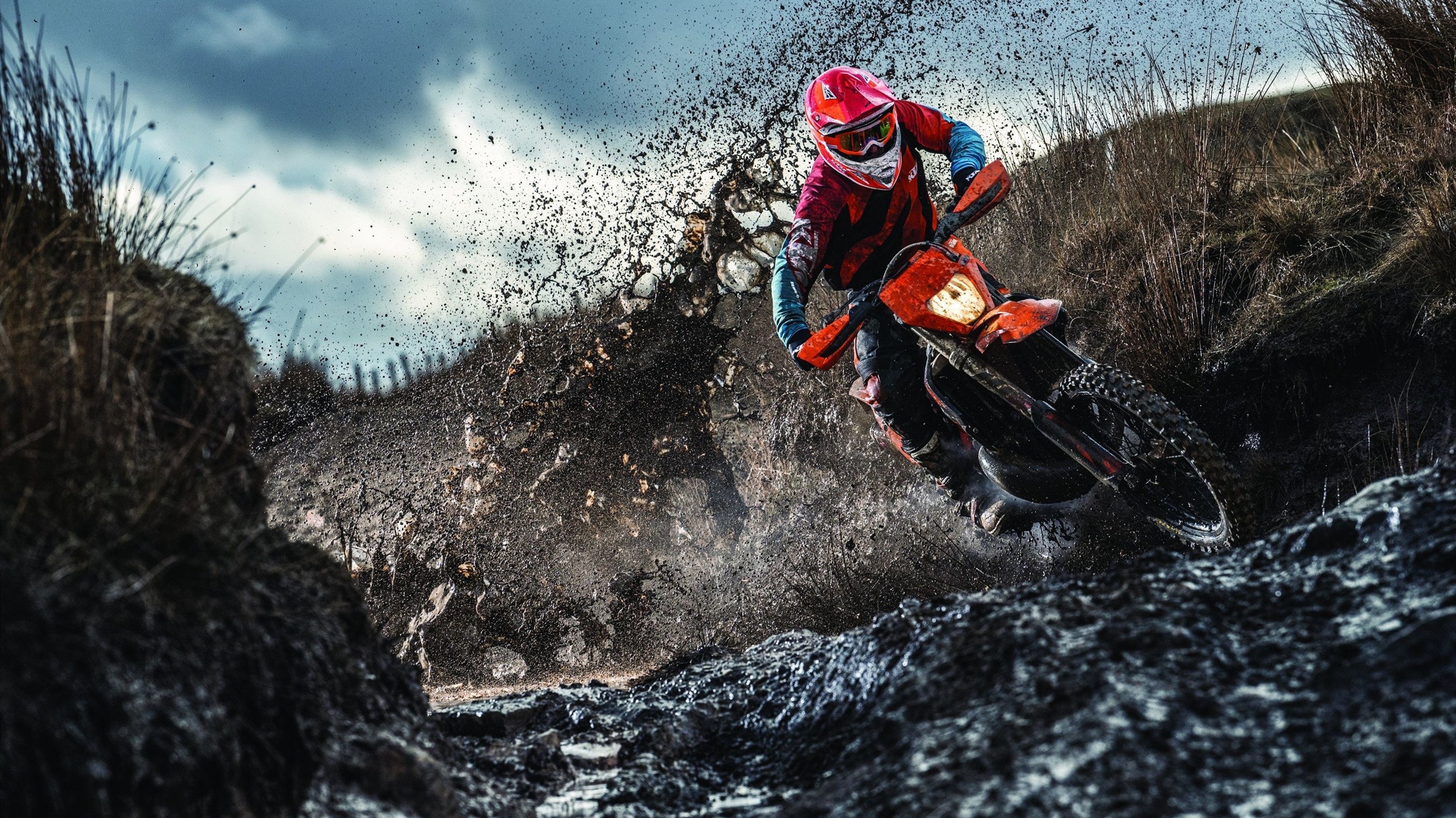 职业乒乓球联赛吸引大量社会关注,职业乒乓球员与业余的比赛视频