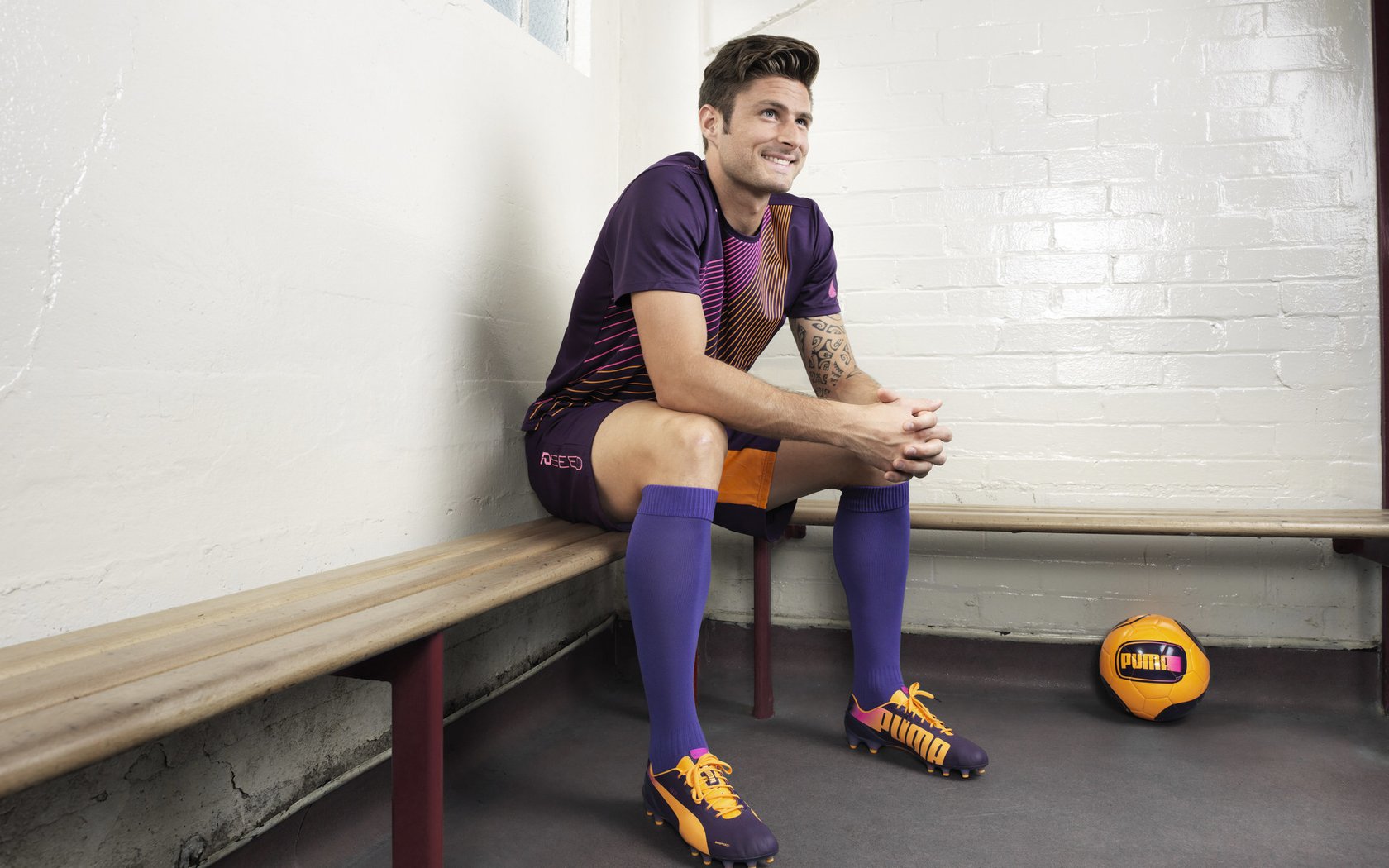 俱乐部支持青少年运动员参与国际交流提升经验，青少年运动员签约俱乐部合同