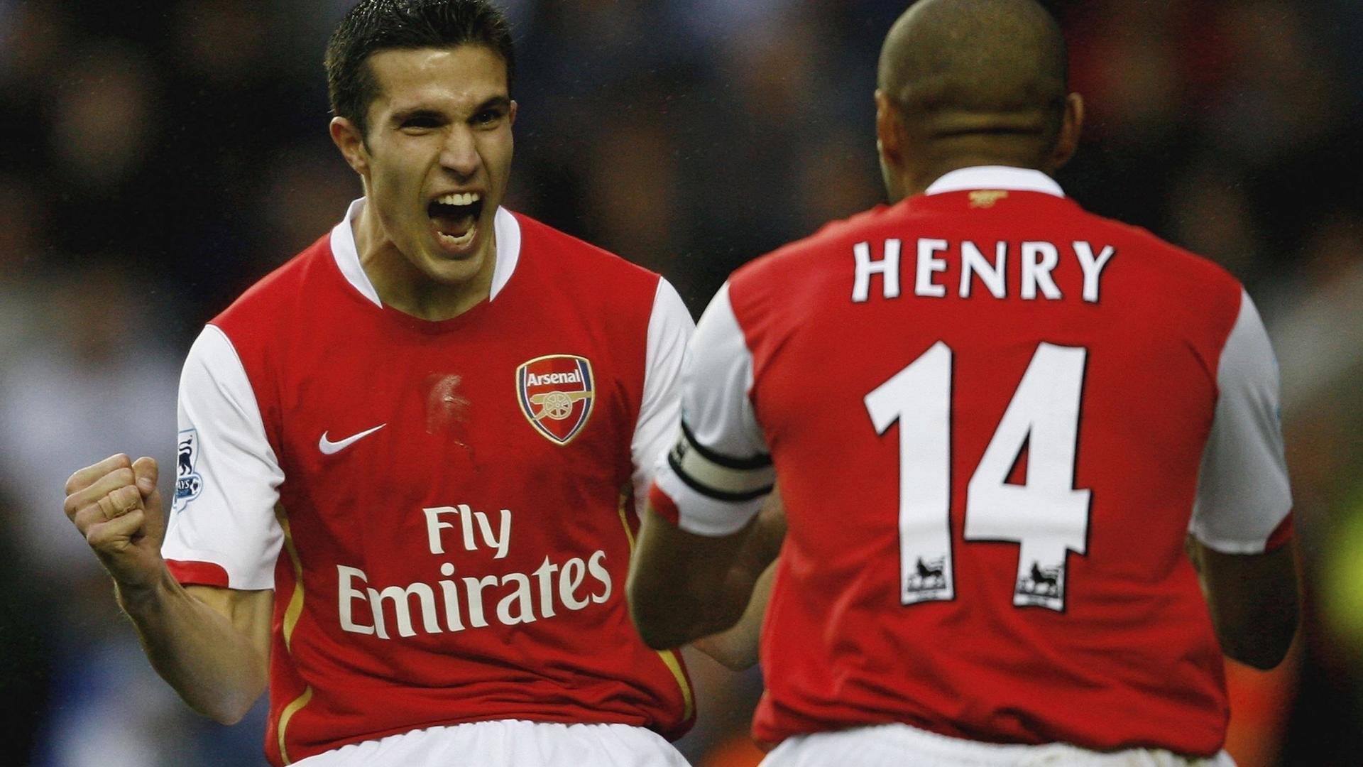 孔帕尼带队狂揽6连胜，32岁神锋梅开二度成最大功臣，孔帕尼妻子